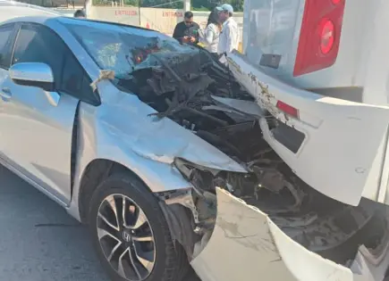 Automóvil acaba bajo un autobús urbano; conductor “la libra“