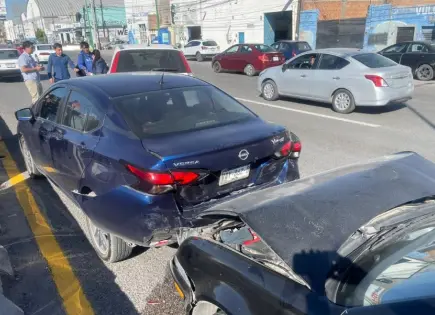 Carambola de cinco vehículos paraliza la carretera a Rioverde