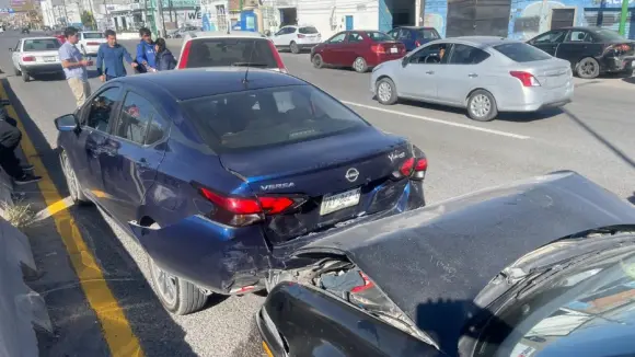 Carambola de cinco vehículos paraliza la carretera a Rioverde