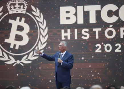 Empresario mexicano Ricardo Salinas Pliego se reúne con presidente de El Salvador