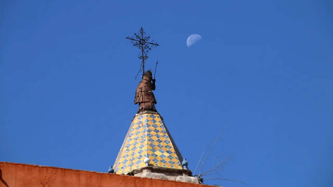 Luna sobre cúpula virreinal