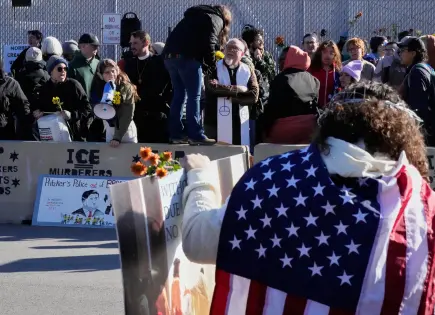 Juez federal ordena liberación de detenidos en operativos migratorios de Chicago