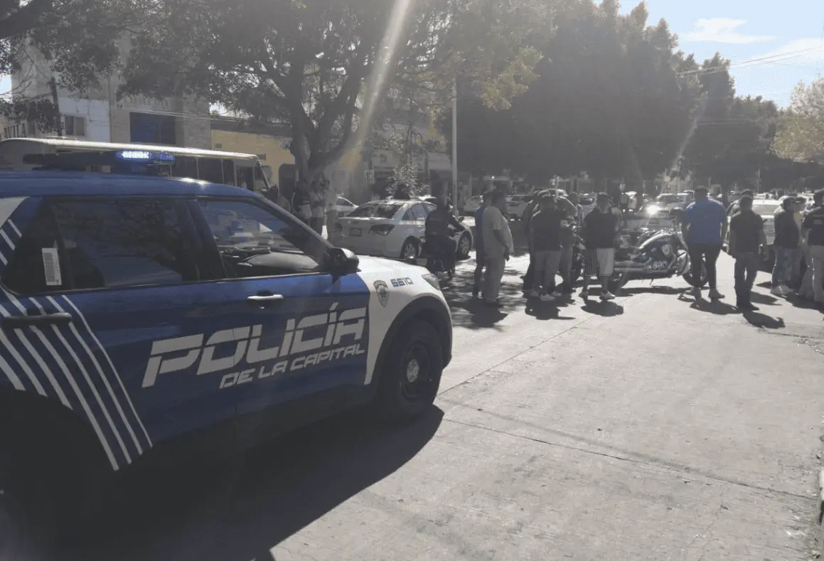 Pelea en pleno centro; motociclista hiere a taxista con arma blanca