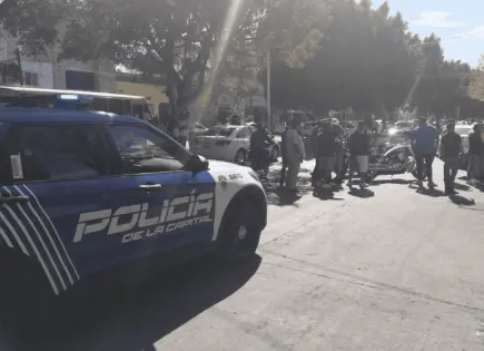 Pelea en pleno centro; motociclista hiere a taxista con arma blanca