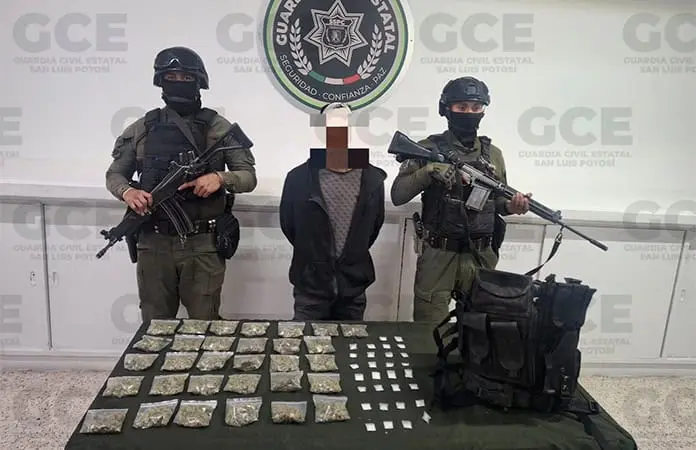 Tras persecución aseguran vehículos robados y droga