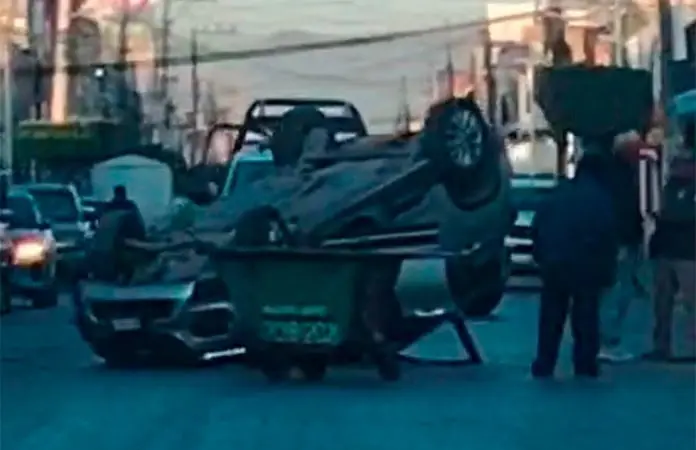 Vuelca camioneta al chocar contra una jardinera