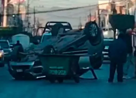 Vuelca camioneta al chocar contra una jardinera