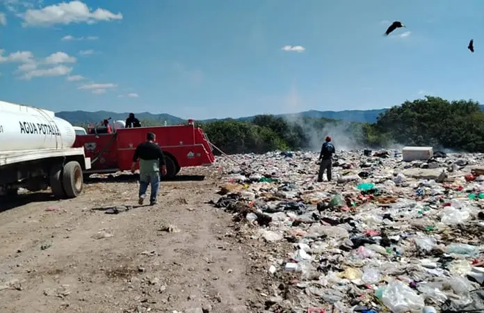 Arde basurero de Tancanhuitz