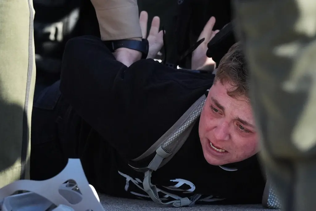 Arrestan a 21 manifestantes en protesta contra instalación de inmigración en Chicago