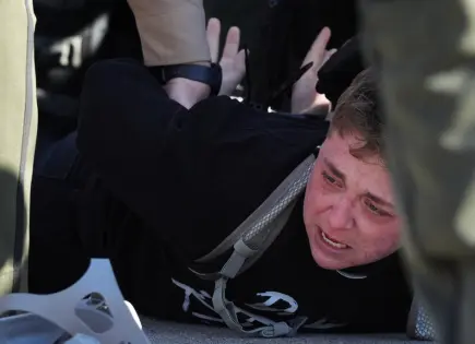 Arrestan a 21 manifestantes en protesta contra instalación de inmigración en Chicago