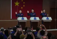 Astronautas chinos superan daños por escombro y regresan de estación espacial Astronautas chinos superan daños por escombro y regresan de estación espacial