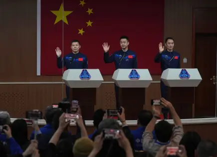 Astronautas chinos superan daños por escombro y regresan de estación espacial