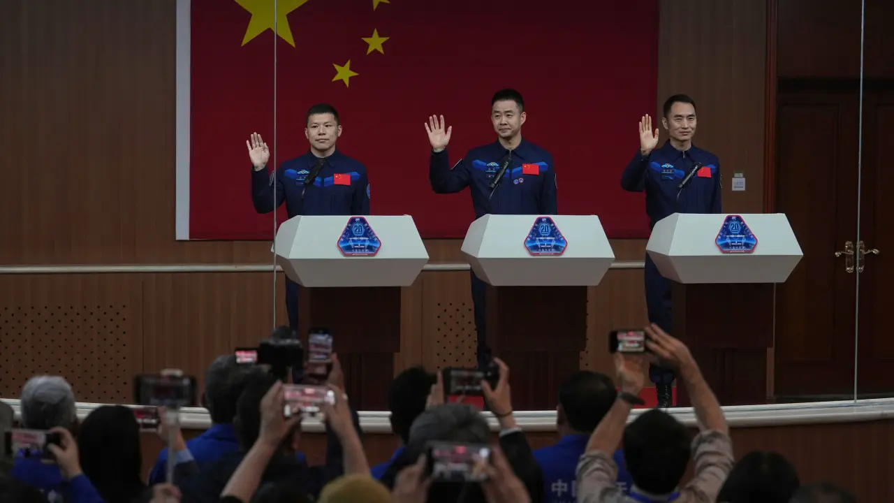 Astronautas Regresan a Tierra Tras Impacto en Estación Espacial China