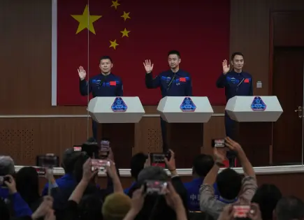 Astronautas Regresan a Tierra Tras Impacto en Estación Espacial China