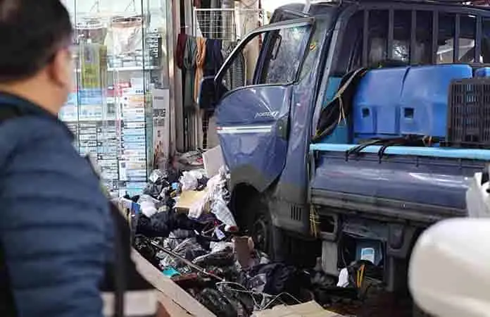 Atropella y mata a dos en Corea del Sur