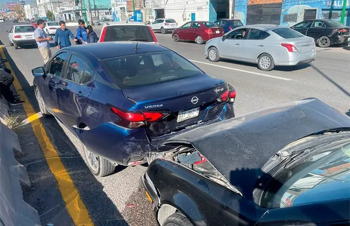 Carambola de cinco vehículos deja fuertes daños
