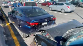 Carambola de cinco vehículos deja fuertes daños