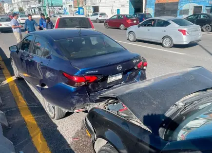 Carambola de cinco vehículos deja fuertes daños