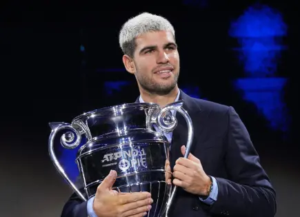 Carlos Alcaraz levanta trofeo como líder del ranking ATP