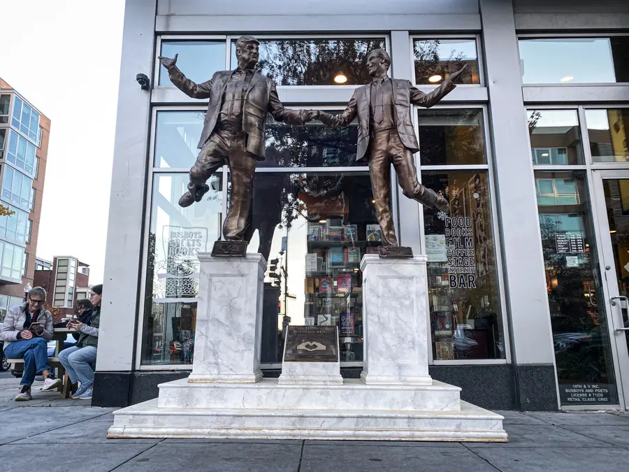 Escultura polémica de Trump y Epstein reaparece en Washington