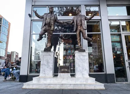 Escultura polémica de Trump y Epstein reaparece en Washington Escultura polémica de Trump y Epstein reaparece en Washington