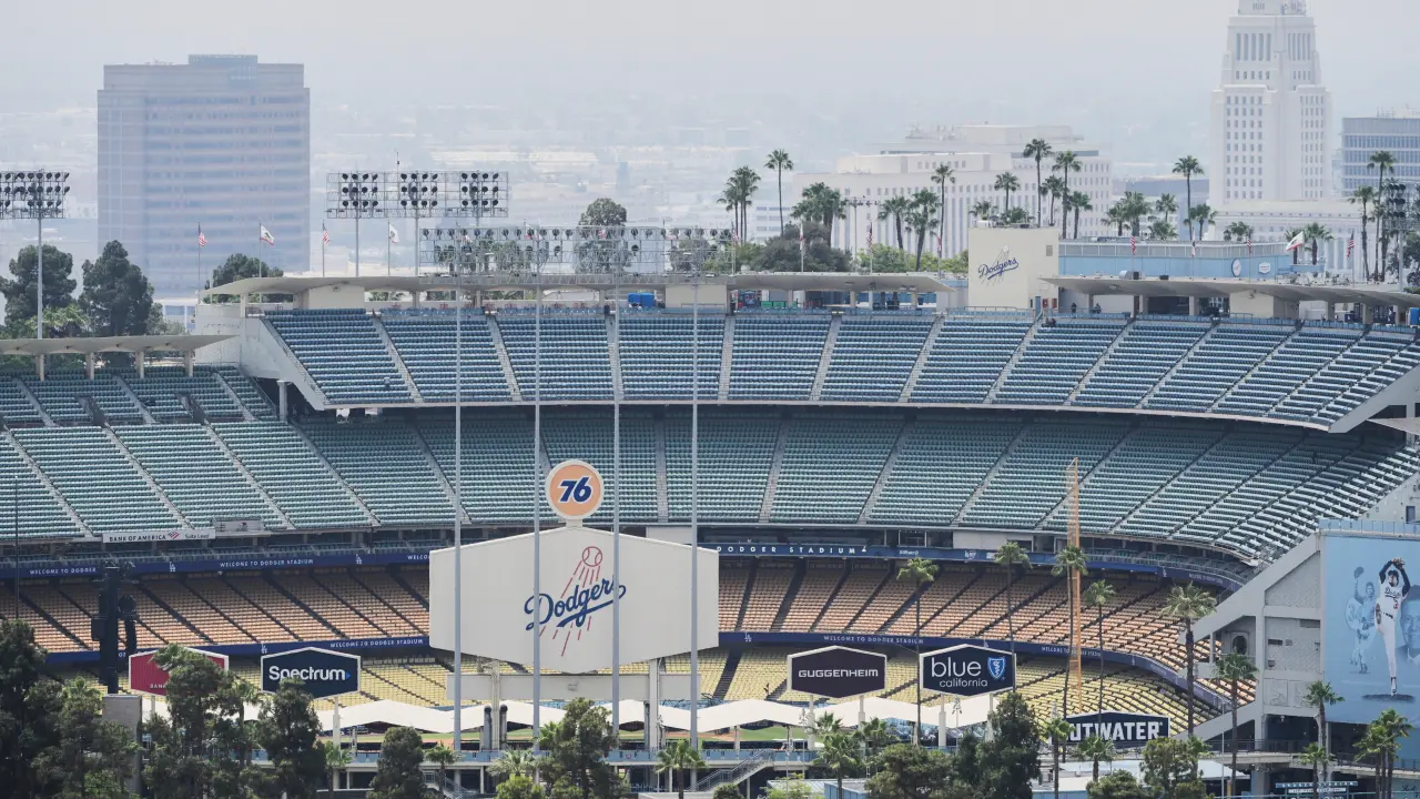 Funcionarios de Los Ángeles buscan frenar propuesta de teleférico en Dodger Stadium