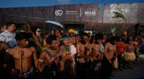 Manifestantes indígenas bloquean sede de la COP30 en Brasil