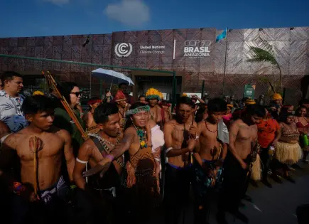 Manifestantes indígenas bloquean sede de la COP30 en Brasil