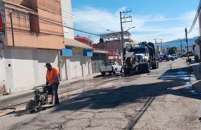 Rehabilitan drenaje de la calle 5 de Mayo