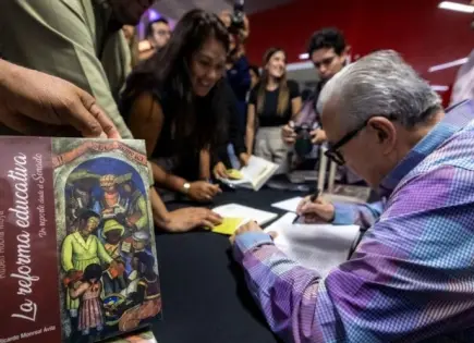 Rocha Moya presenta libro sobre reforma educativa en la FIL Culiacán