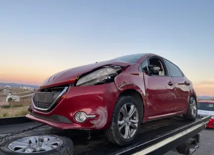 Volcadura de automóvil sin heridos en ruta alterna del Libramiento Sur