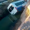 Abandonan vagoneta al caer en aguas negras