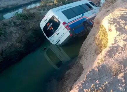 Abandonan vagoneta al caer en aguas negras Abandonan vagoneta al caer en aguas negras