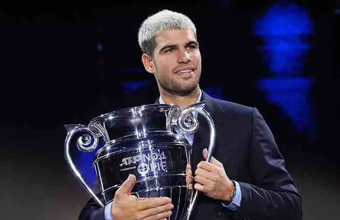 Alcaraz recibe el trofeo de No. 1