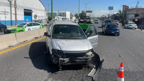 Camioneta se estrella contra muro en la carretera a Ríoverde Camioneta se estrella contra muro en la carretera a Ríoverde