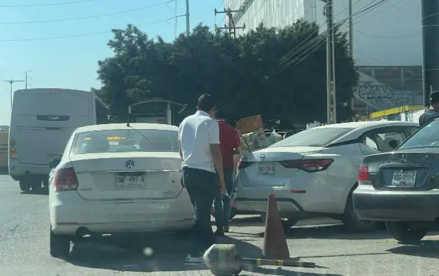 Choque múltiple en Salvador Nava provoca solo daños materiales