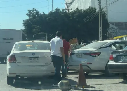 Choque múltiple en Salvador Nava provoca solo daños materiales Choque múltiple en Salvador Nava provoca solo daños materiales