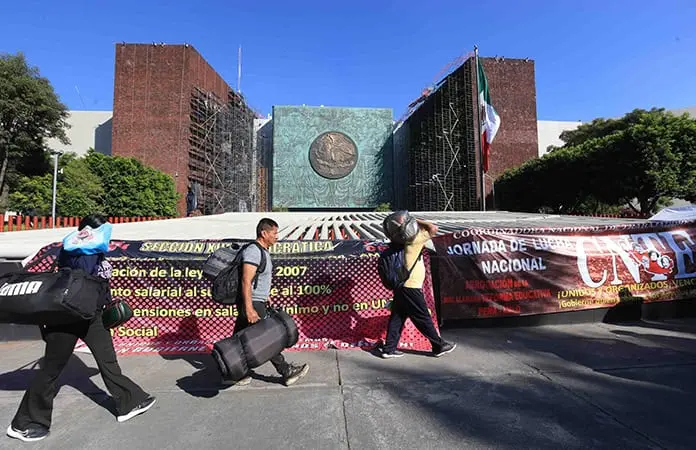 CNTE levanta plantón; diálogo está estancado