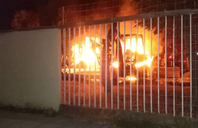 Queman dos vehículos en inmueble de Celaya