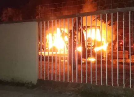 Queman dos vehículos en inmueble de Celaya Queman dos vehículos en inmueble de Celaya