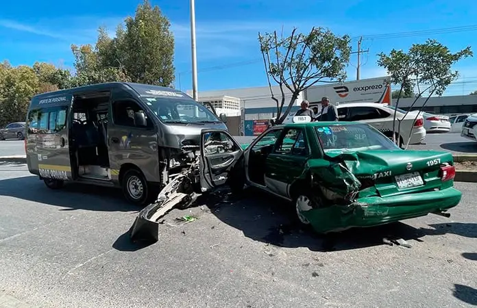 Taxista resulta lesionado en accidente vial