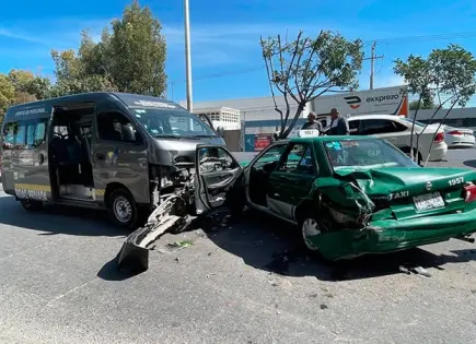 Taxista resulta lesionado en accidente vial Taxista resulta lesionado en accidente vial