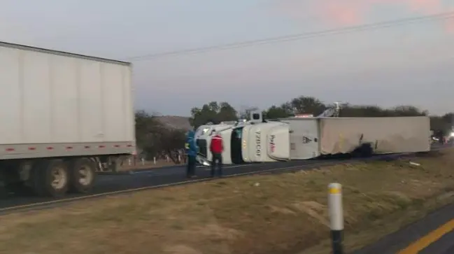 Volcadura en la 57 provoca tráfico lento durante la madrugada
