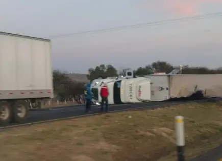 Volcadura en la 57 provoca tráfico lento durante la madrugada Volcadura en la 57 provoca tráfico lento durante la madrugada