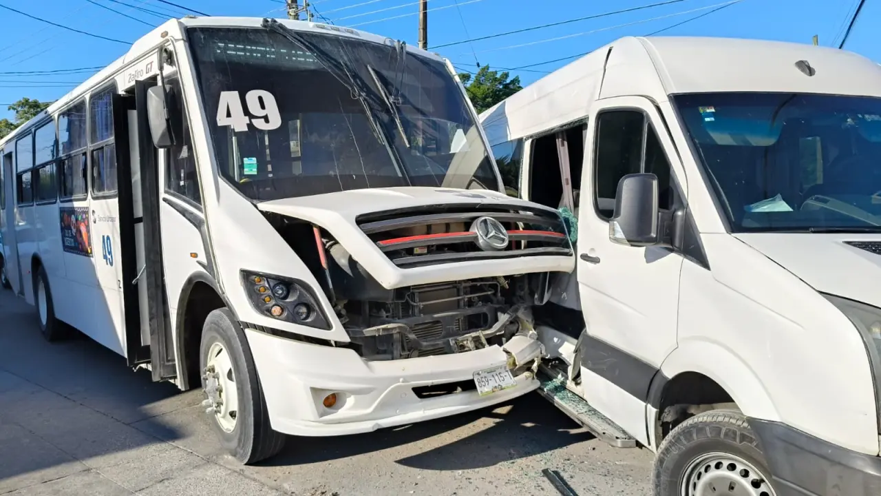 Colisión de vehículos en Ciudad Valles deja tres heridos leves
