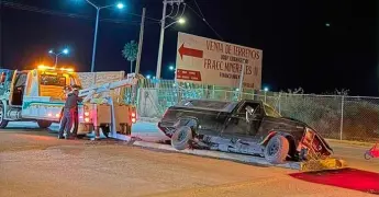 Ebrio conductor se impacta con camellón