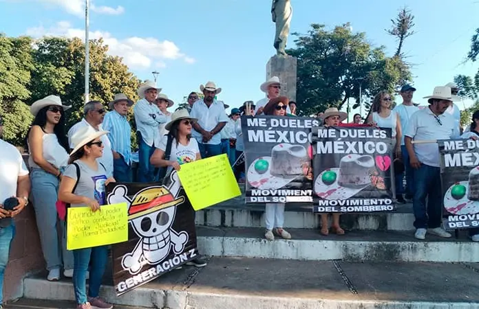 Marchan personas contra política del Gobierno federal