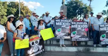 Marchan personas contra política del Gobierno federal