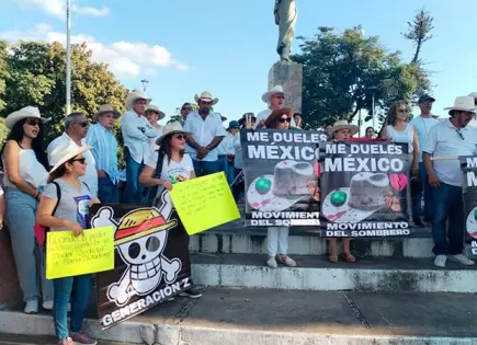 Marchan personas contra política del Gobierno federal