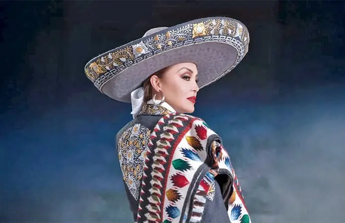 Reconocen a figuras de la cultura